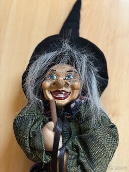 Závěsná čarodějnice na koštěti 54 cm