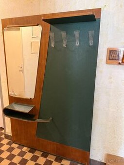 retro věšáková stěna Brusel