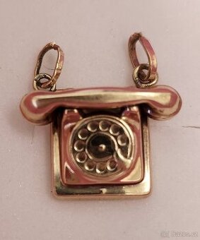Zlatý přívěšek telefon