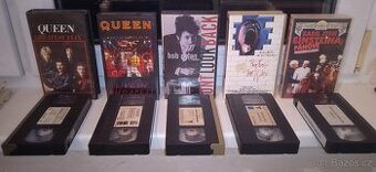 VHS videokazety a nějaká DVD