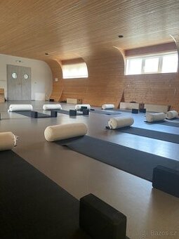 Jógová výbava - studio, bolster, podložka, polštářek, pásek