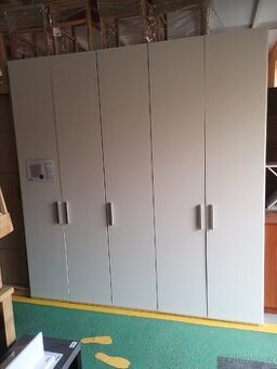 Velká bílá šatní skříň 5 DV 225x236 cm