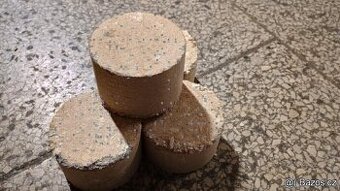 Brikety dřevěné z tvrdého dřeva 5 Kč/kg