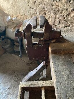 Kovářský svěrák se stolem