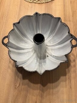 Stará litinová forma na bábovku