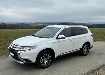 Mitsubishi Outlander 4x4, 09/2015, bílá, nafta, 7 místné