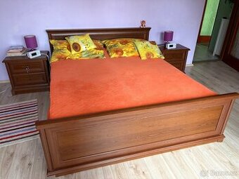 Rustikální ložnice (postel, stolky, komody)