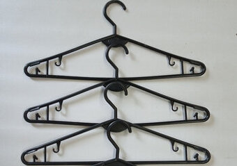 Černé ramínka z plastu s příčkou