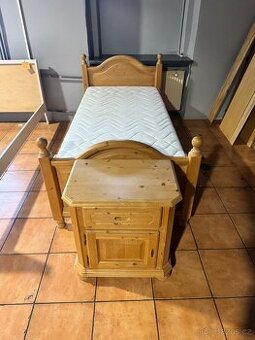 Pěkné dvoulůžko s nočním stolkem masiv  komplet