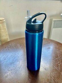 Nová modrá termoska a lahev pro vodu