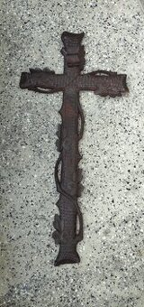 Starý dřevěný kříž 90x43 cm.