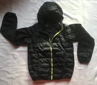 Slabší černá bunda s kapucí, vel. 11-12 let = 70 Kč
