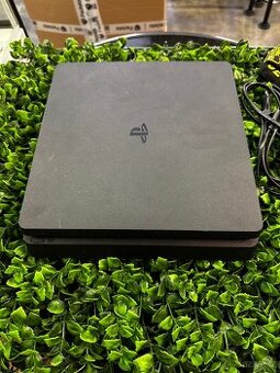PS4 konzole s dvouma ovladači - 1