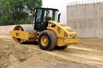 13t zemní válec CAT