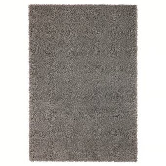 Tmavě šedý chlupatý koberec Hampen (Ikea) 195x133 cm