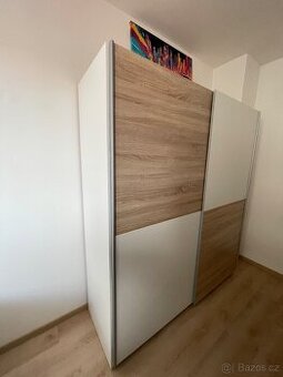 Skříň s posuvnými dveřmi