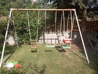 Dětské hřiště/kovová konstrukce s houpačkami