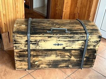 Historická truhla, kufr po renovaci s patinou