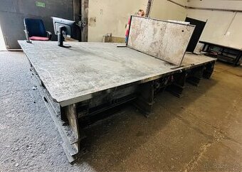 Masivní svařovací a montážní stůl 5x2m