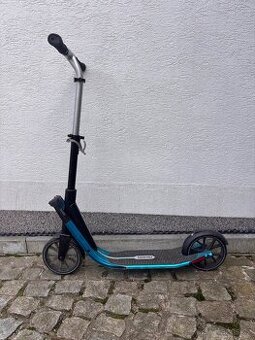 Koloběžky, činky, rotoped, skateboard