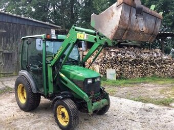 Kompaktní traktor John Deere 4400 s čelním nakladačem