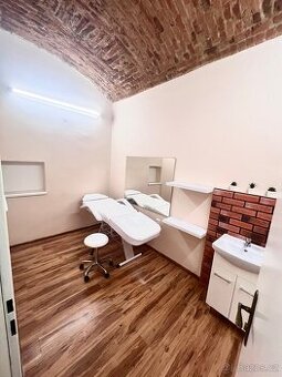 Místnost k pronájmu v zavedeném salonu Praha 3