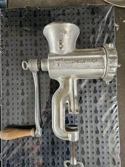 Mlýnky na maso a odšťavňovač