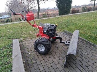 Kultivator s sněhovou radlici