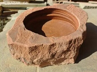 Kamenná pítka z červeného pískovce