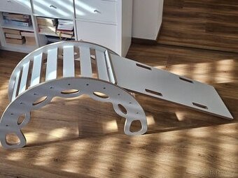 Montessori - houpačka, skluzavka, lezecká stěna,