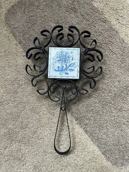 Ozdobný stojánek pod hrnec