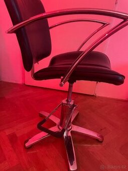 Kadeřnické křeslo nebo židle se šlapacím zvedákem