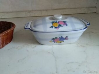 porcelánová miska v košíku