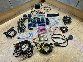 Příslušenství (různé kabely a další) k PC