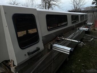 Dvoukomorový lis na podélné/délkové spojování cinků