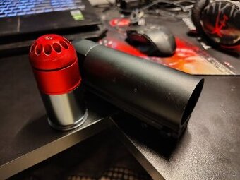 Airsoft granátomet s granátem