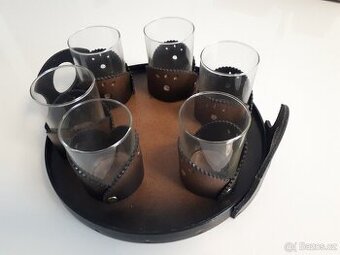 Skleničky s podnosem.