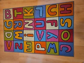 Dětský kusový koberec s motivy písmenek