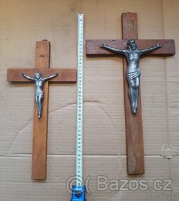 Dva dřevěné kříže s Kristem