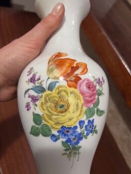 Porcelánová váza s ručně malovanými květinami