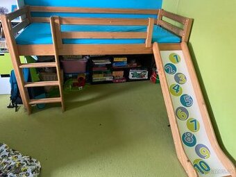 Vyvýšená postel Domestav Masiv s klouzačkou