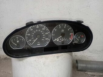 BMW E46 330 šedé budíky