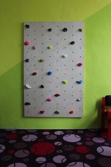 Vnitřní horolezecká stěna s úchyty na lezení