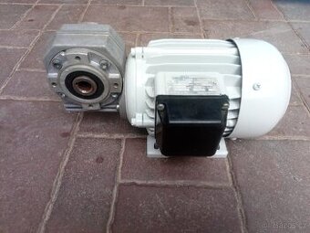 Elektromotor s převodovkou