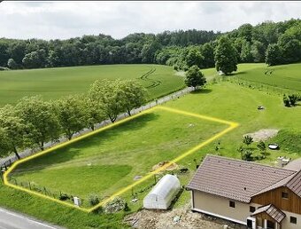 Stavební pozemek 1 400 m² na krásném místě u lesa