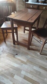 Starý stůl a dvě židle