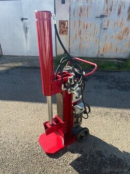 Štípačka na dřevo