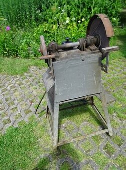 Dvoukotoučová bruska na kov , stáří ca 60 let.
