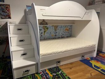Dvoupatrová postel s úložným prostorem a matracemi