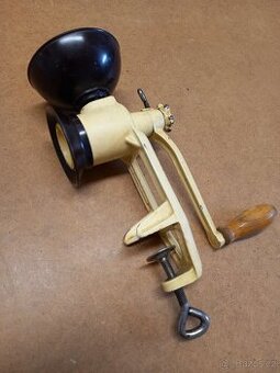 Historický mlýnek na mák